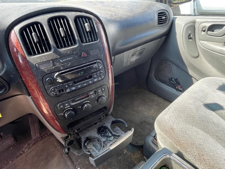 2005-chrysler-town-&-country-image-14