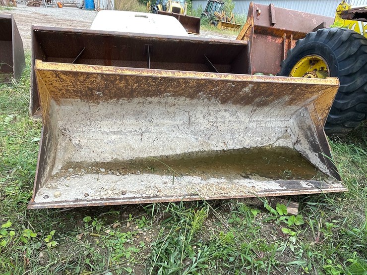 #1143-•-front-loader-bucket-attachment-image-2