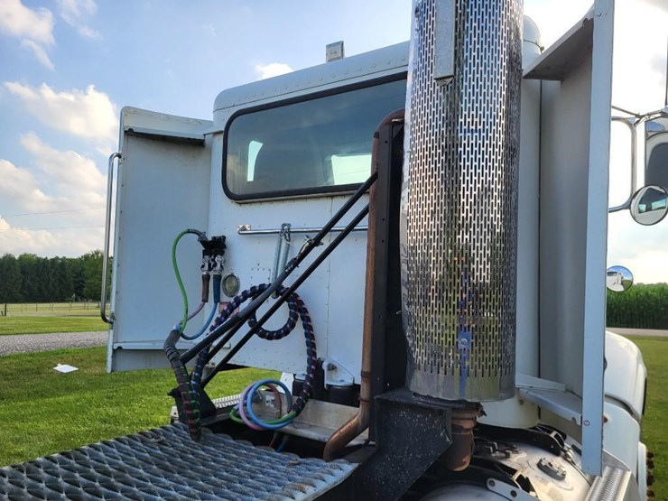 2008-peterbilt-384-image-31