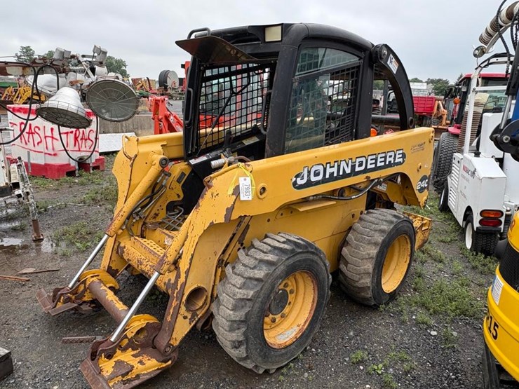 2000-john-deere-240-image-1