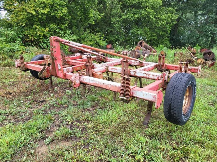 white-12-shank-chisel-plow-image-1
