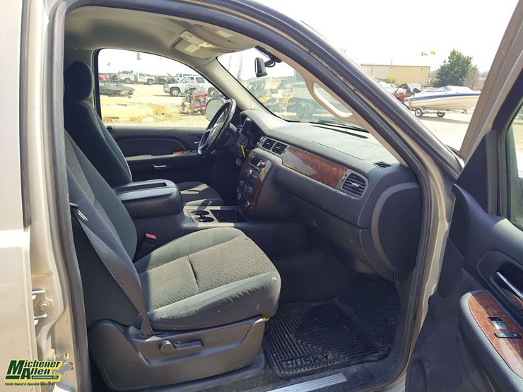 2007-chevrolet-suburban-image-16