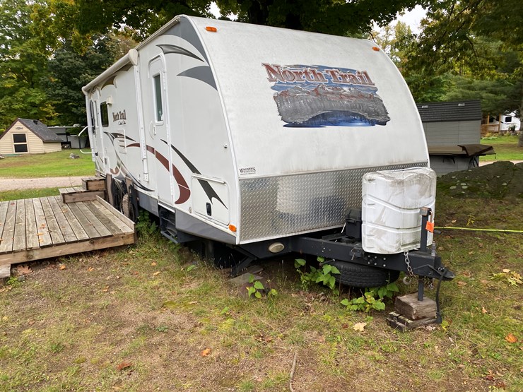 #3300-•-2012-north-trail-caliber-26lrss-camper-(has-mi-title)-(three-lakes,-wi)-image-4