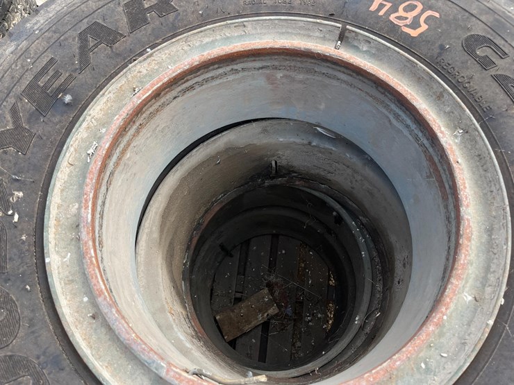 split-rim-truck-tires-like-new-image-3