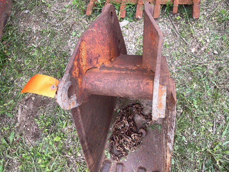 #1134-•-4-tooth-backhoe-bucket-image-12