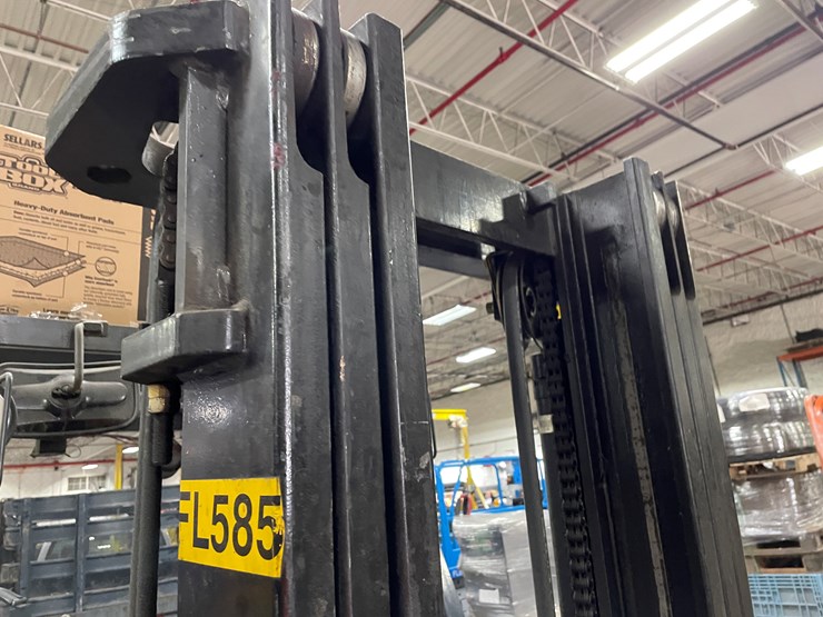 #8017-•-toyota-lp-powered-forklift-image-10