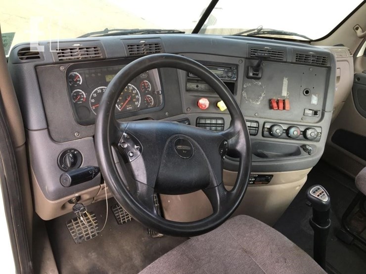 2012-freightliner-cascadia-113-image-7