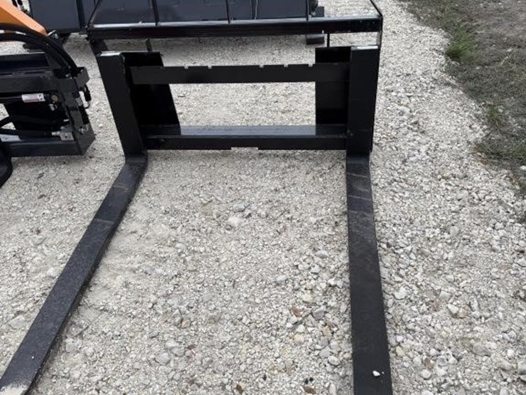 48"-pallet-forks.-(new)-image-1