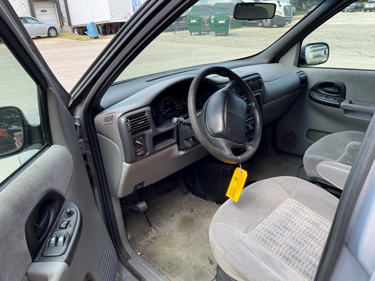 #8008-•-2000-chevy-venture-ls-van-(with-wi-title)-image-18