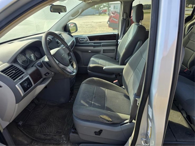 2010-chrysler-town-&-country-image-11