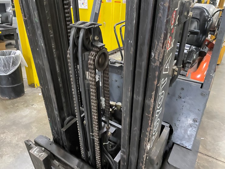 #8016-•-toyota-lp-powered-forklift-image-8