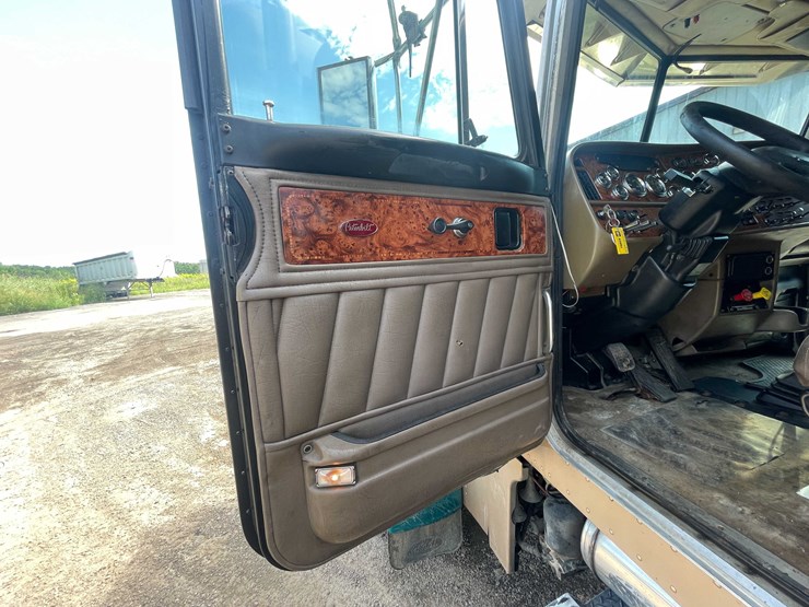 2004-peterbilt-379-image-50
