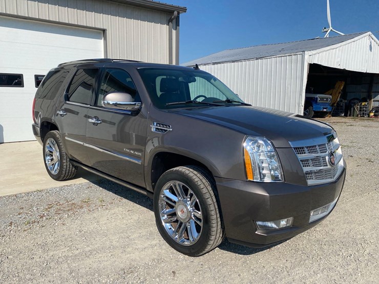 2013-cadillac-escalade-image-3