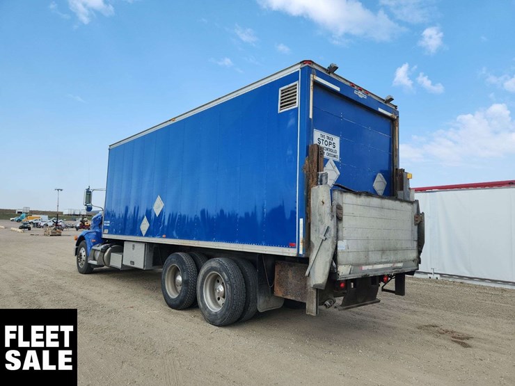2008-peterbilt-365-image-2