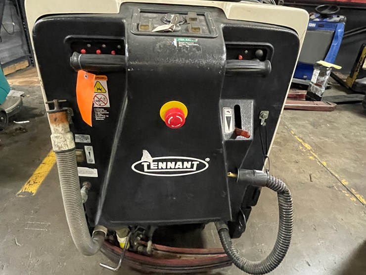 #7162-•-tennant-es480-floor-scrubber-image-10
