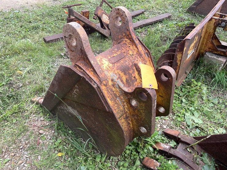 #1138-•-4-tooth-backhoe-bucket-image-7