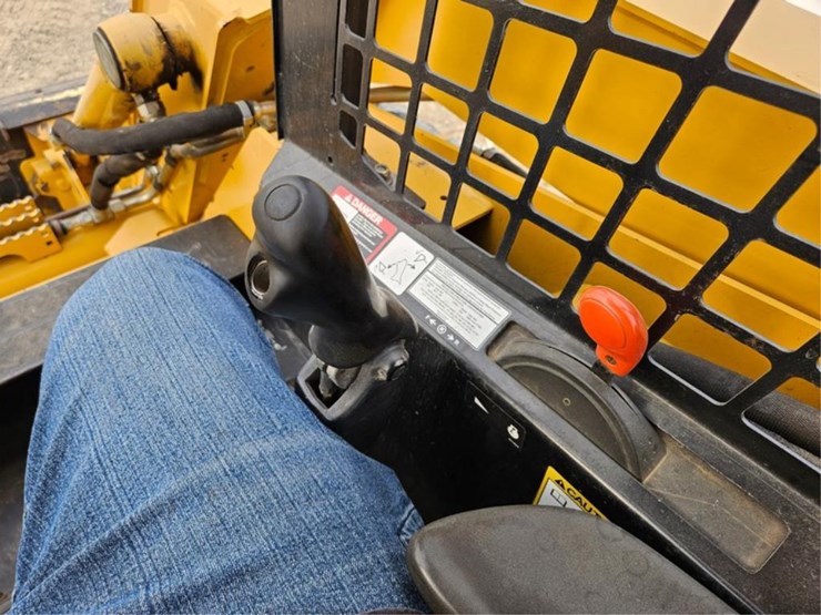 john-deere-325-image-17