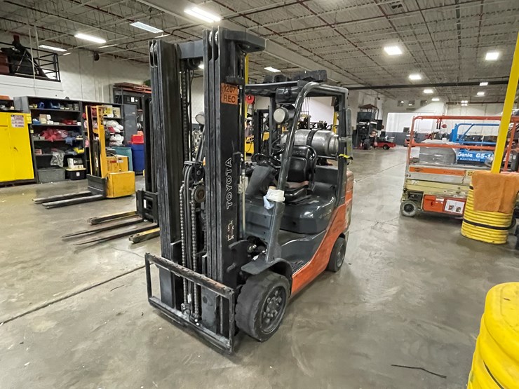 #8019-•-toyota-lp-powered-forklift-image-1