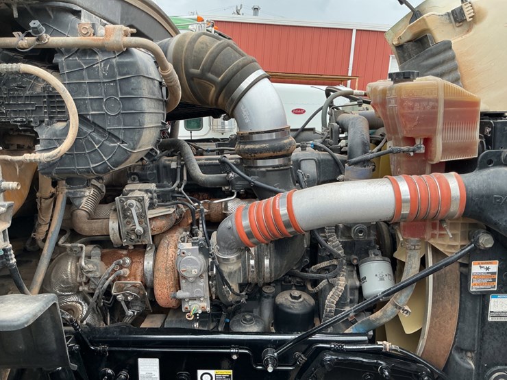 2016-peterbilt-579-image-2