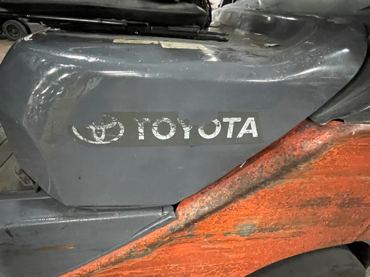 #8019-•-toyota-lp-powered-forklift-image-9