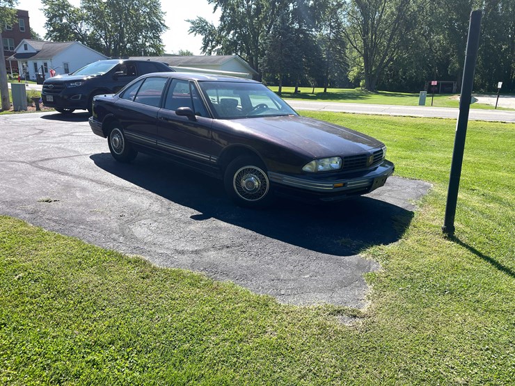 #3290-•-1994-oldsmobile-eighty-eight-(has-wi-title)-(kingston,-wi)-image-2