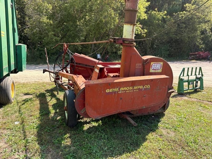 gehl-chop-all-chopper-with-hay-and-corn-heads-image-6