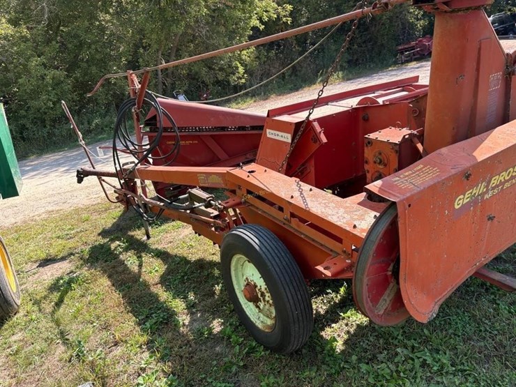 gehl-chop-all-chopper-with-hay-and-corn-heads-image-7