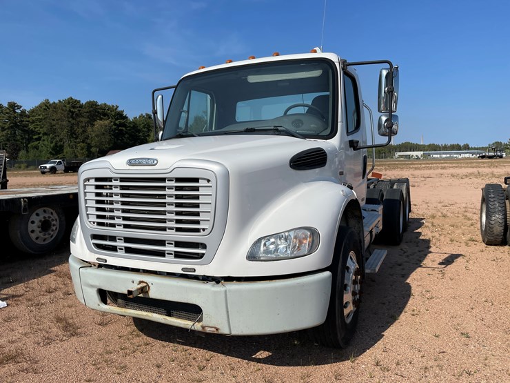 #2700-•-2003-freightliner-m2112-cab-and-chassis-(has-wi-salvage-title)-(mosinee,-wi)-image-2
