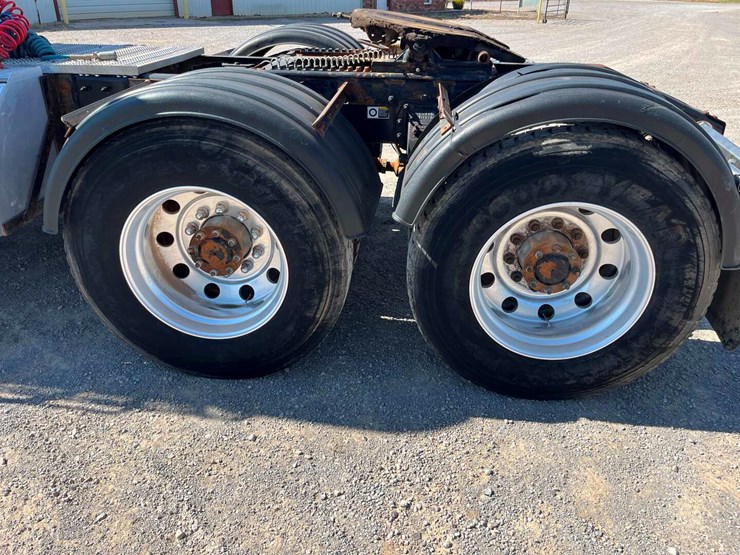 2012-peterbilt-388-image-17
