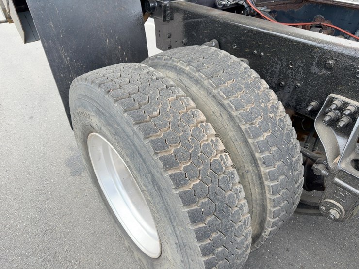 2014-caterpillar-ct660-image-23