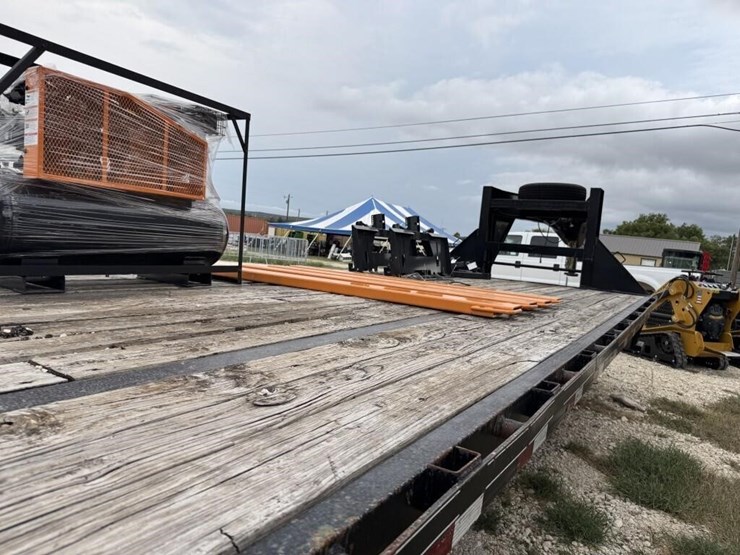 2013-big-tex-25gn-32'-plus-6'-dove-tail,-tandem-image-12