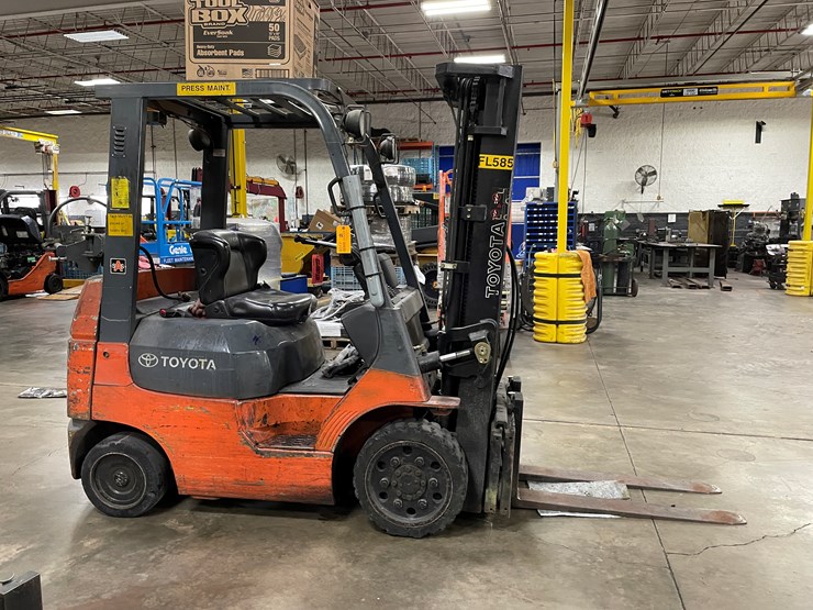 #8017-•-toyota-lp-powered-forklift-image-3