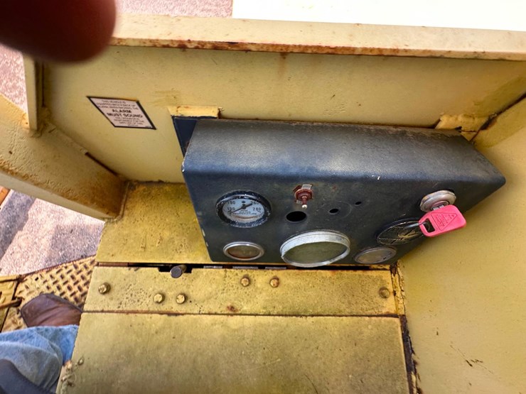 1982-deere-570b-image-17