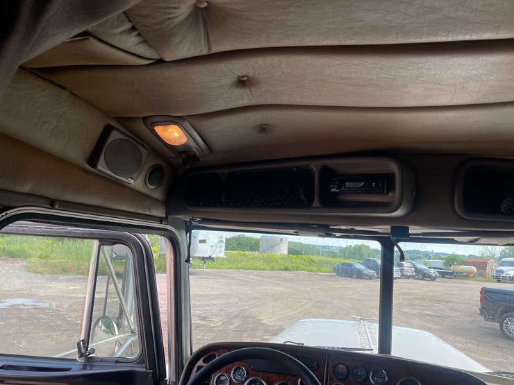 2004-peterbilt-379-image-62