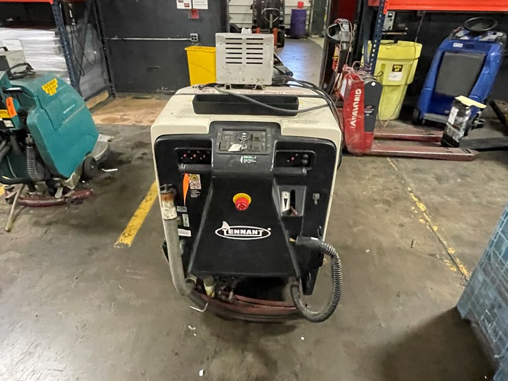 #7162-•-tennant-es480-floor-scrubber-image-4