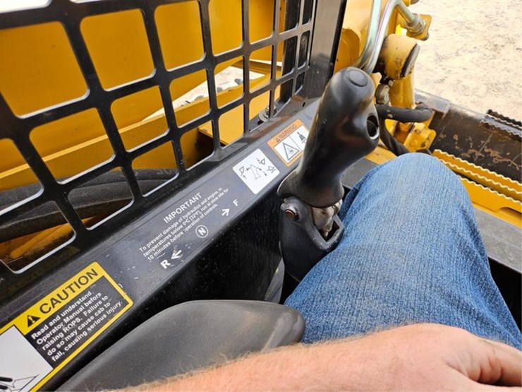 john-deere-325-image-18