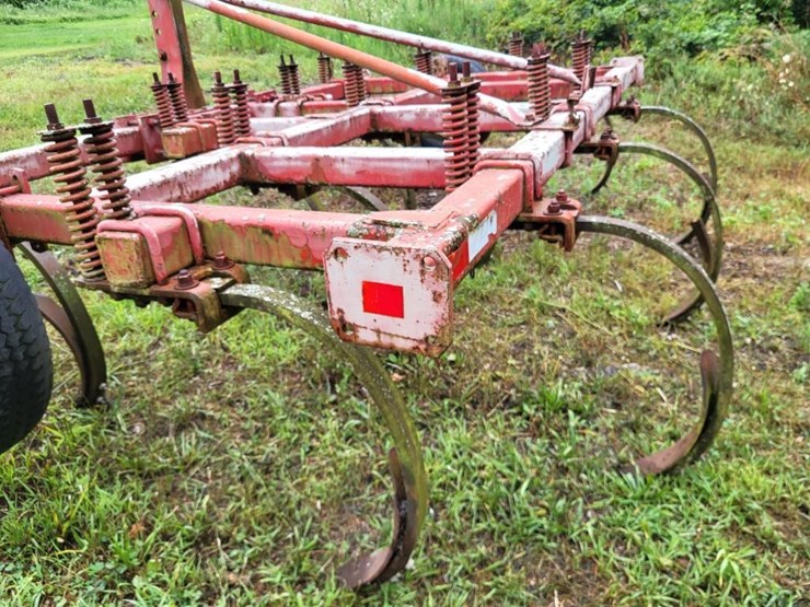 white-12-shank-chisel-plow-image-17