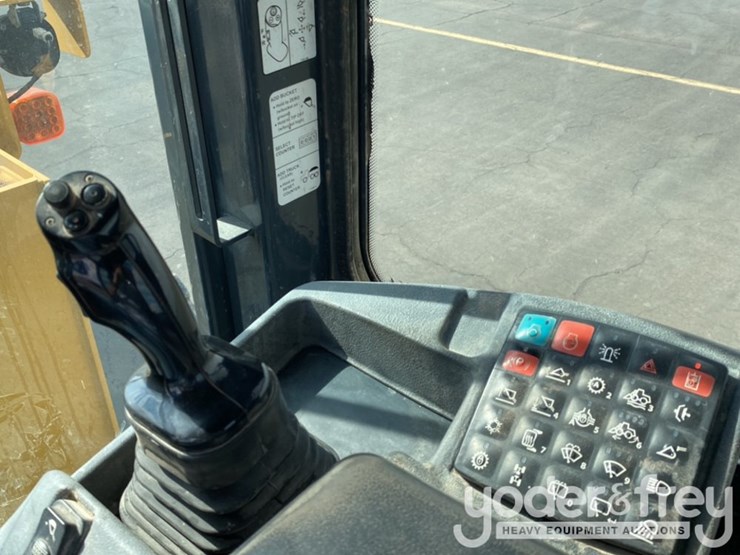 2018-deere-624k-image-29