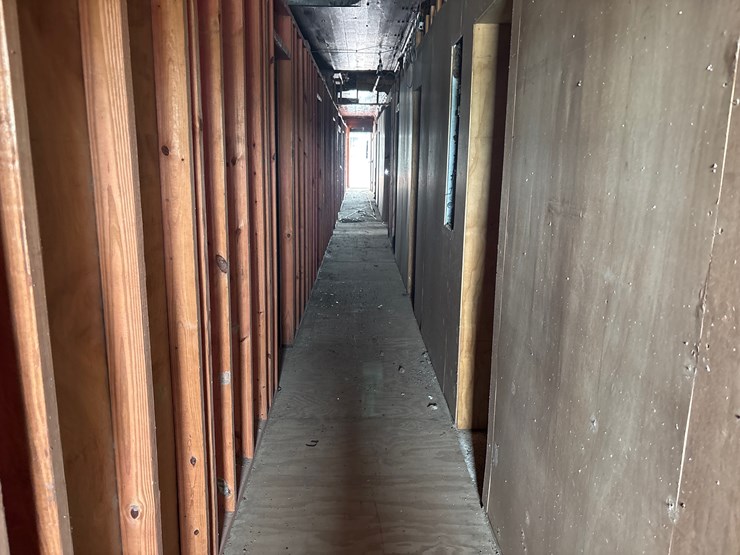 #9-•-barge-with-living-quarters-image-26