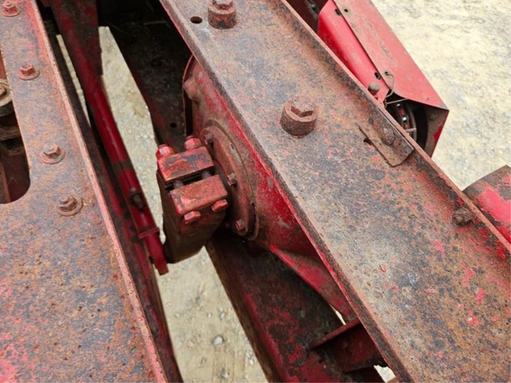 new-holland-275-image-15