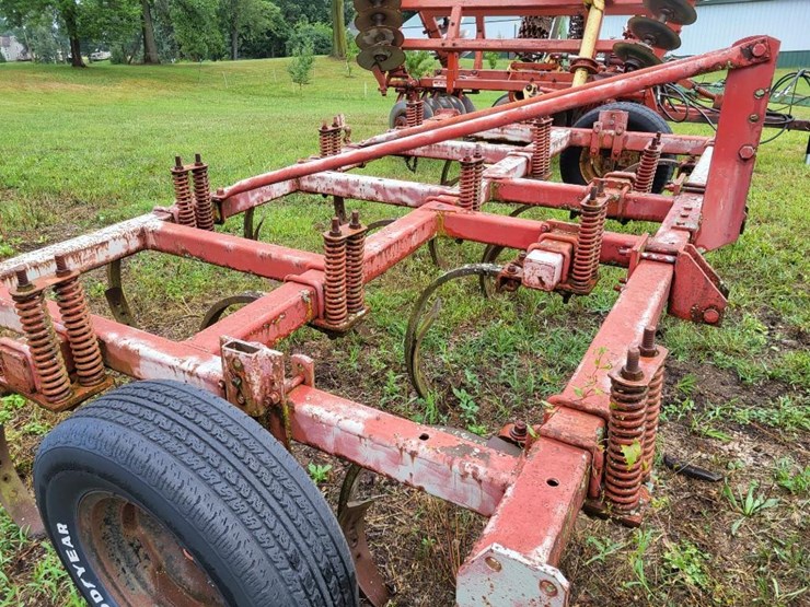 white-12-shank-chisel-plow-image-24