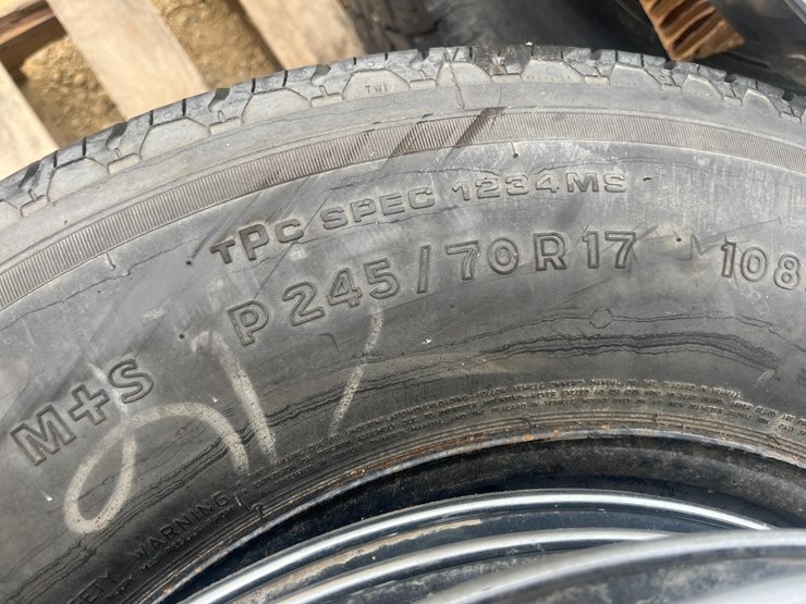 truck-tires-hub-caps-and-differntial-image-3