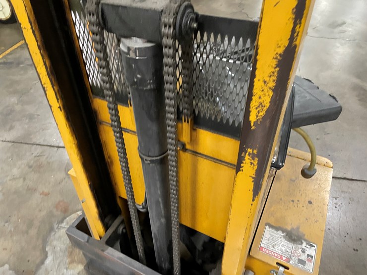 #8015-•-big-joe-electric-walk-behind-forklift-image-10