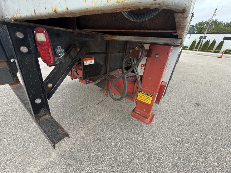 #2500-•-2005-freightliner-boom-truck-(has-wi-title)-(seymour,-wi)-image-28