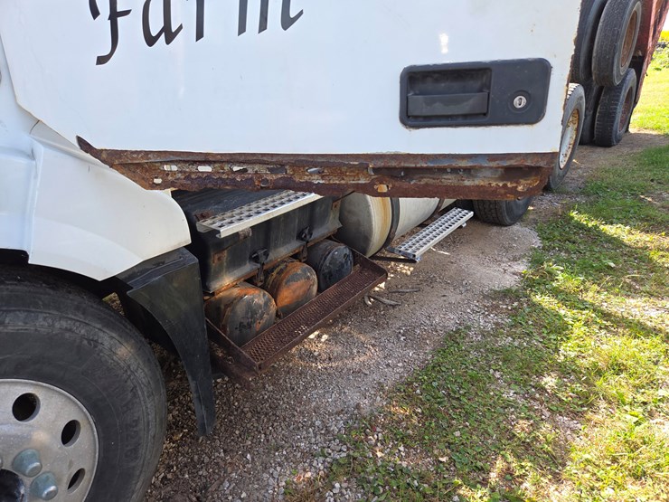 #2262-•-2007-volvo-semi-tractor-&-hilbilt-mfg.-trailer-(sheboygan,-wi)-image-8