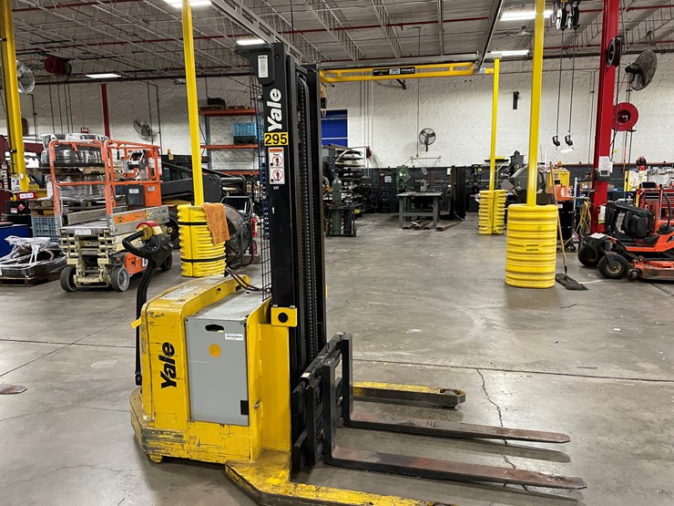 #8012-•-yale-electric-walk-behind-forklift-image-3