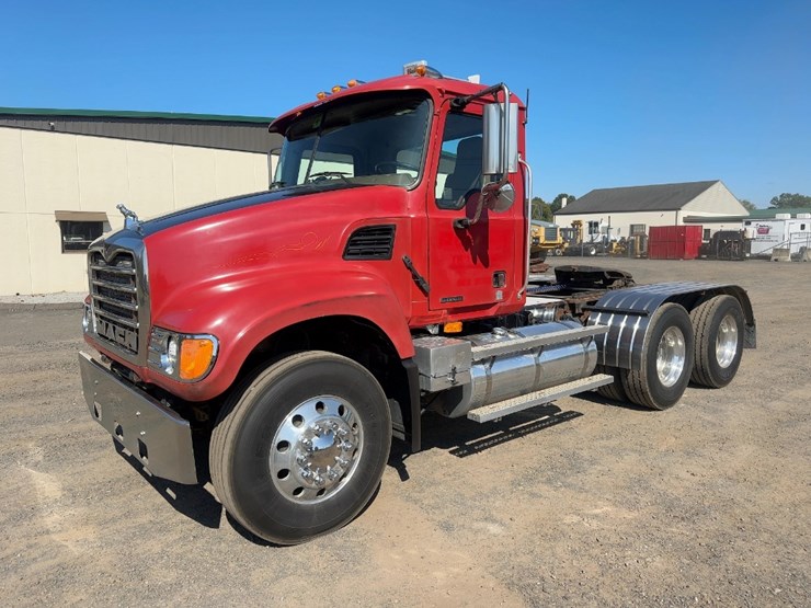 2003-mack-granite-cv713-image-1