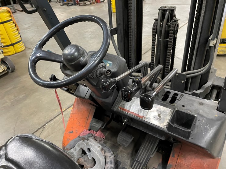 #8017-•-toyota-lp-powered-forklift-image-12