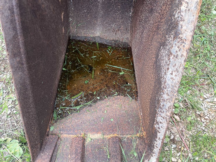 #1138-•-4-tooth-backhoe-bucket-image-12