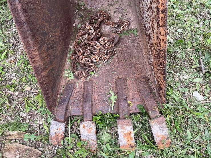 #1134-•-4-tooth-backhoe-bucket-image-10